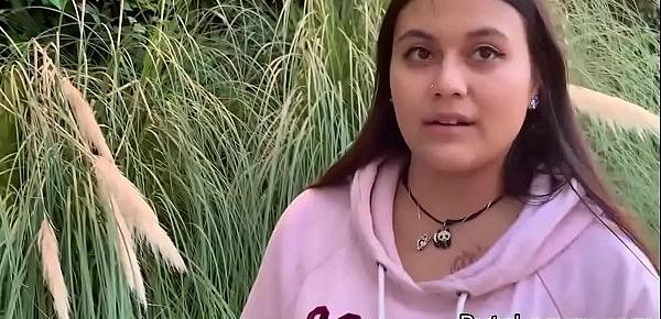  Una inocente jovencita se deja follar por dinero